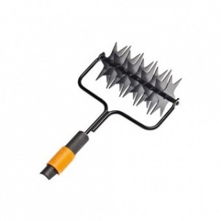Provzdušňovač trávníku FISKARS QUIKFIT 20 cm
